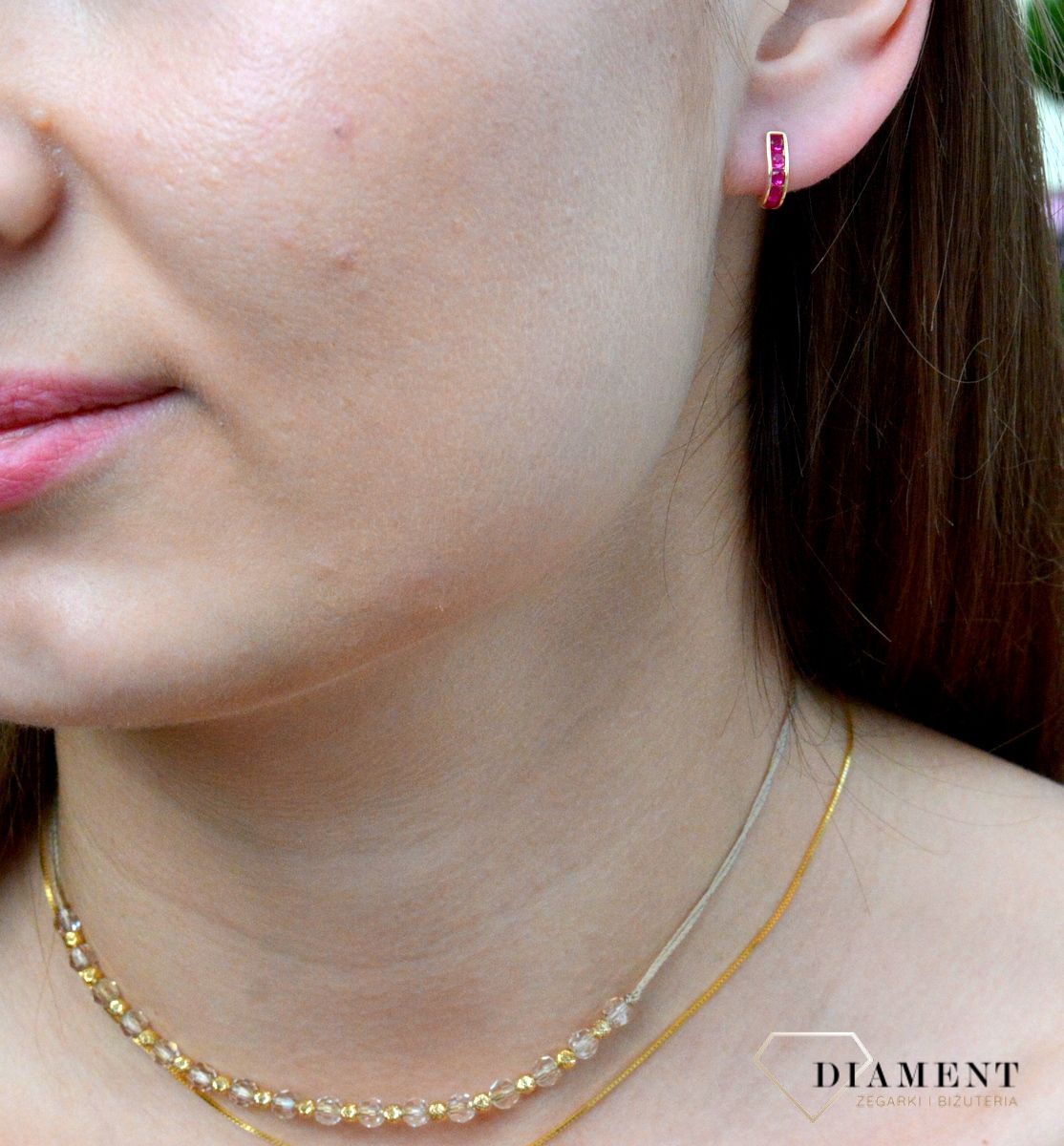 Złote kolczyki dla dziewczynki 333 cyrkonia KL 1N 333. Śliczne, złote kolczyki dla dziewczynki wykonane z wysokiej próby złota 333 o wadze około 0,73 g oraz długości około 0,8 cm. Minimalistyczne kol.jpg